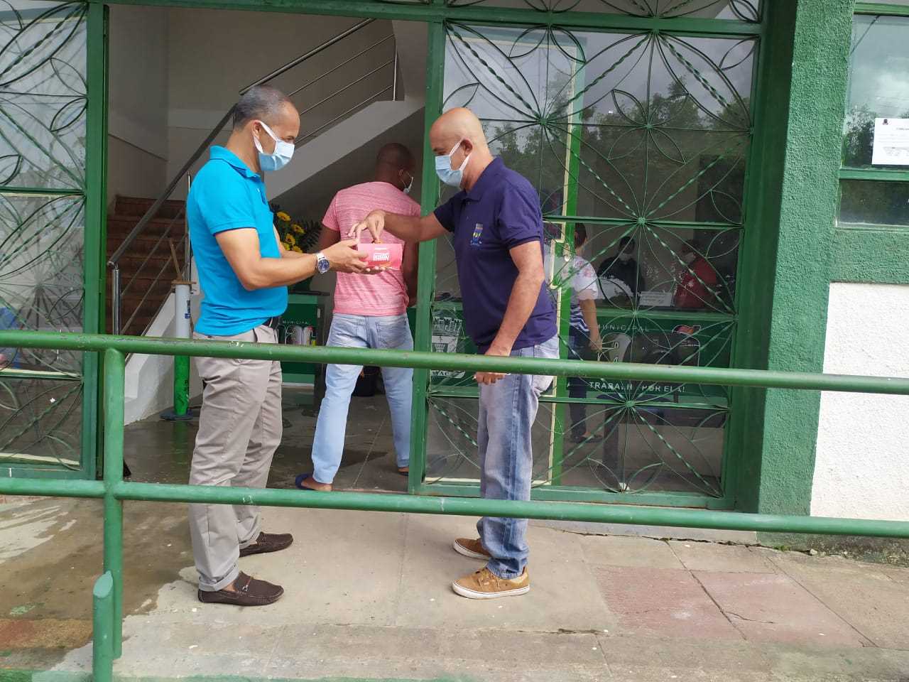 Camacã: Prefeito Paulo do Gás recebe funcionários com bombons
